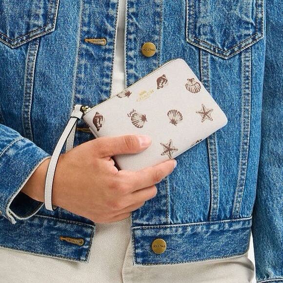 NWT Coach Corner Zip Wristlet With Shell Print CBP23 Gold/Chalk Multi - Picture 8 of 8